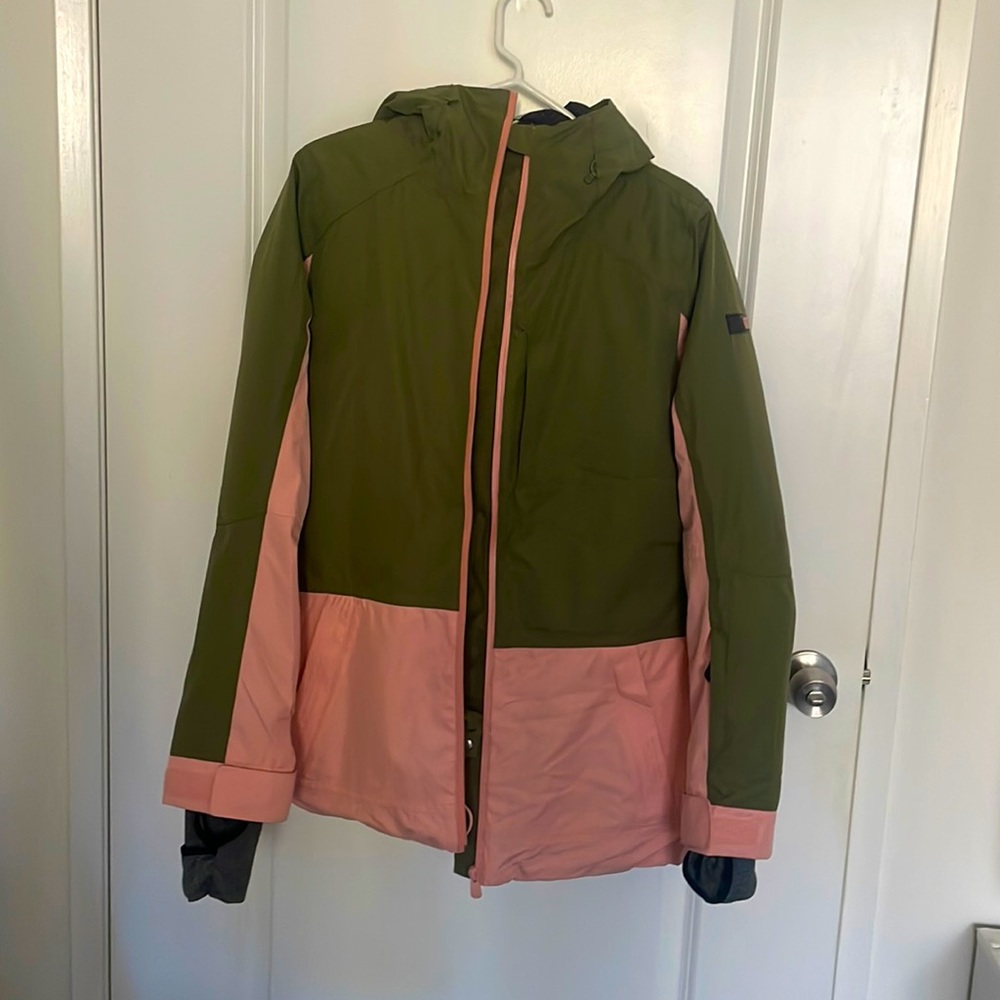 Roxy women’s snow jacket - 15k dry flight waterproofing technology- medium size